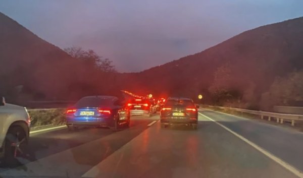 Изследванията доказват, че е по-ефективно и по-безопасно. Вместо да се редите на опашка в едната лента, защото съседната лента е затворена на километри надолу (примерно, на вечно ремонтираните тунели на "Хемус"), продължете да използвате отворената. Така ще се слеете в последната минута, комбинирайки двете ленти като цип. Доказано вече е по-бързо за трафика.
